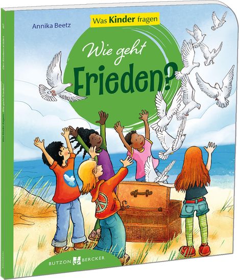"Wie geht Frieden?" Kinder heben Hände zum Himmel, wo weiße Tauben fliegen. Im Hintergrund Meer und blauer Himmel.