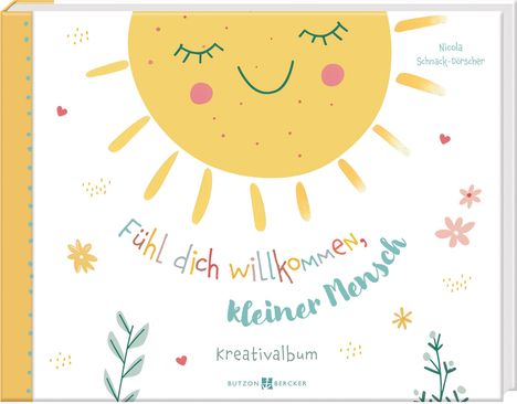 "Fühl dich willkommen, kleiner Mensch. Kreativalbum. Nicola Schnack-Dörscher." - Illustration mit fröhlicher Sonne und Blumen.