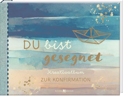 Text: "DU bist gesegnet, Kreativalbum ZUR KONFIRMATION". Illustration von Papierboot und goldenen Spritzern auf Wasserfarben.