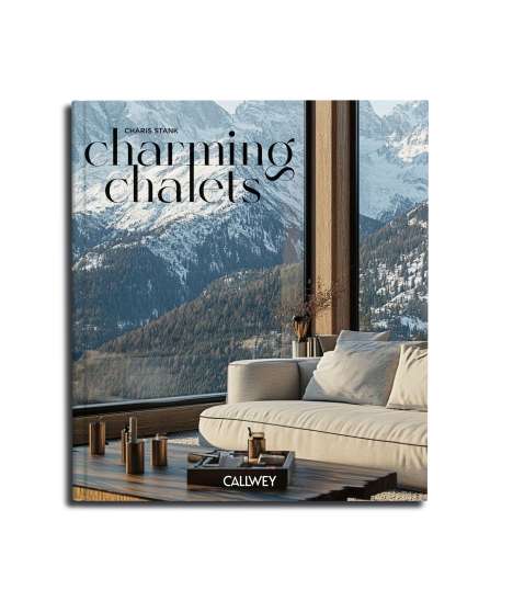 Text: "CHARIS STANK charming chalets CALLWEY". 

Sicht aus einem Chalet mit Sofa und Bergblick.