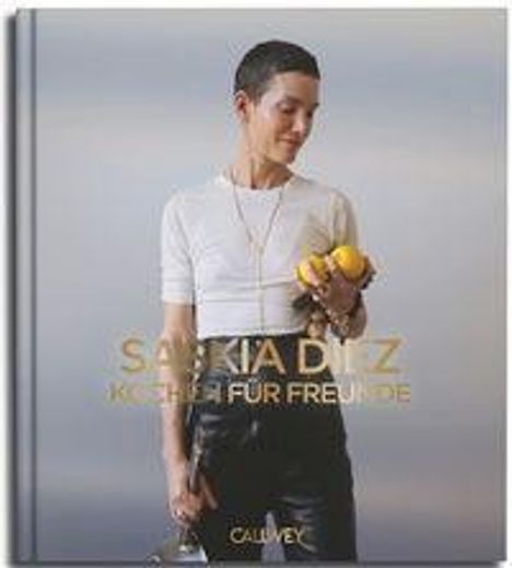 SASKIA DIEZ KOCHEN FÜR FREUNDE. Person in weißem Shirt, hält drei Zitronen und ein Küchengerät, CALWEY.