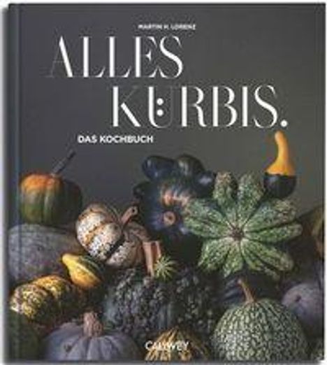 Text: "Alles Kürbis. Das Kochbuch." Verschiedene Kürbisse in einem dekorativen Arrangement.