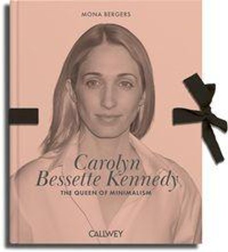 Text: "Carolyn Bessette Kennedy: The Queen of Minimalism." Bild einer stilvollen, lächelnden Frau auf rosa Hintergrund.