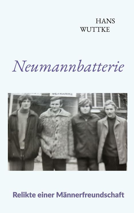 Text: Hans Wuttke, Neumannbatterie, Relikte einer Männerfreundschaft.  
Schwarz-weiß Foto von vier Männern in Winterkleidung.