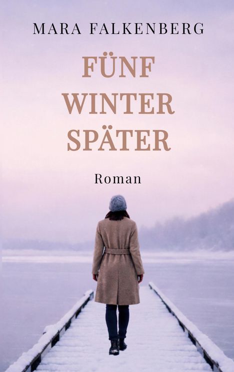 „Mara Falkenberg: Fünf Winter später, Roman“. Eine Person geht auf einem verschneiten Steg zu einem gefrorenen See.