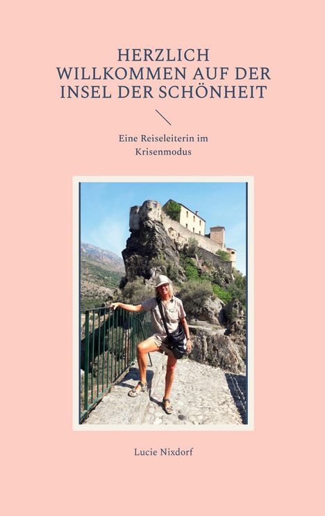 "HERZLICH WILLKOMMEN AUF DER INSEL DER SCHÖNHEIT. Eine Reiseleiterin im Krisenmodus. Lucie Nixdorf." Frau posiert vor Felsen.