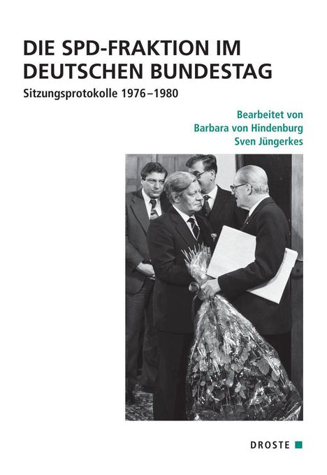 "Die SPD-Fraktion im Deutschen Bundestag. Sitzungsprotokolle 1976–1980. Bearbeitet von Barbara von Hindenburg, Sven Jüngerkes." Schwarz-weißes Foto zeigt Männer in Anzügen, einer hält Blumen im Arm.