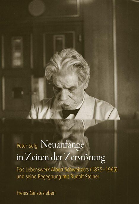 "Peter Selg Neuanfänge in Zeiten der Zerstörung." Ein Mann vertieft vor einem Klavier, schwarz-weiß Fotografie.