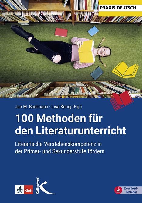 "100 Methoden für den Literaturunterricht. Frau liegt lächelnd auf grünem Teppich, umgeben von Büchern in einer Bibliothek."