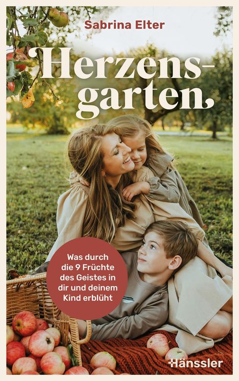 „Sabrina Elter“; „Herzensgarten“; „Was durch die 9 Früchte des Geistes in dir und deinem Kind erblüht“. Frau und zwei Kinder im Garten neben einem Apfelkorb.
