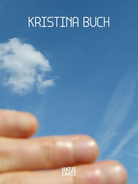 Text "KRISTINA BUCH". Fingerspitzen im Vordergrund, blauer Himmel mit Wolken und Kondensstreifen im Hintergrund.