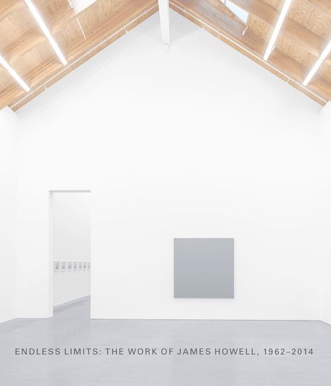 ENDLESS LIMITS: THE WORK OF JAMES HOWELL, 1962–2014. Galerie mit minimalistischer Kunst und Holzdecke.