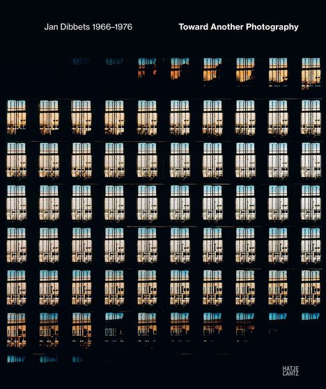 Weiße Texte oben: "Jan Dibbets 1966–1976" links, "Toward Another Photography" rechts. 

Darunter Fenster mit Himmel.