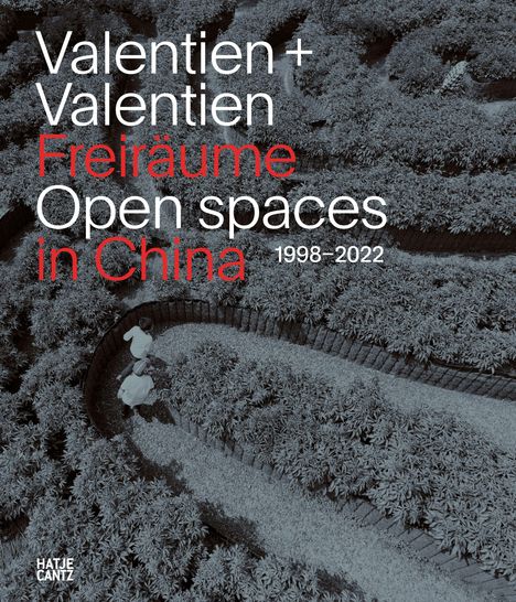 „Valentien + Valentien Freiräume Open spaces in China 1998–2022.“ Menschen spazieren in einer Gartenanlage.