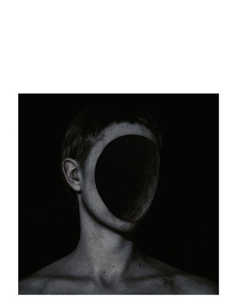 Illustration: Eine Kopf- und Schulteraufnahme einer Person mit einem schwarzen, leeren Oval anstelle eines Gesichts.