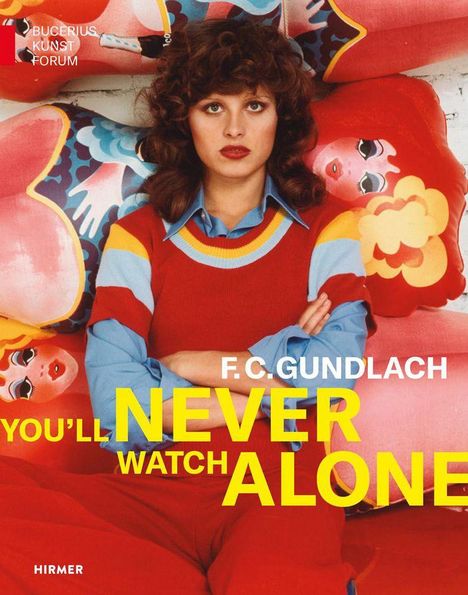 Texte: F. C. GUNDLACH, YOU'LL NEVER WATCH ALONE. Frau mit lockigem Haar in rotem Outfit vor bunten Kissen.