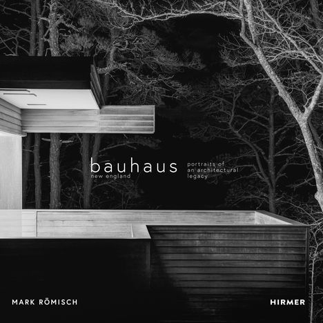 „bauhaus new england“, „portraits of an architectural legacy“. Moderne Architektur vor Waldkulisse, monochrome Darstellung.
