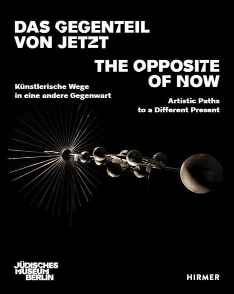 Texte: „DAS GEGENTEIL VON JETZT“, „THE OPPOSITE OF NOW“, „Künstlerische Wege in eine andere Gegenwart“, „Artistic Paths to a Different Present“. Im Bild eine künstlerische Weltraumdarstellung.