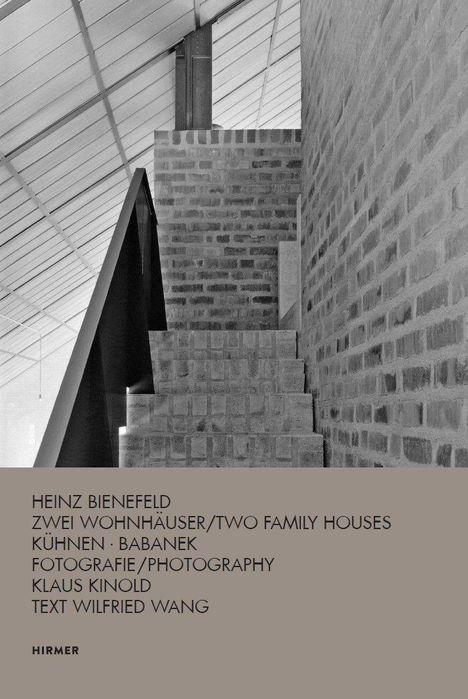 HEINZ BIENEFELD
ZWEI WOHNHÄUSER/TWO FAMILY HOUSES
KÜHNEN·BABANEK
FOTOGRAFIE/PHOTOGRAPHY KLAUS KINOLD
TEXT WILFRIED WANG
HIRMER

Eine Backsteintreppe mit moderner Architektur.