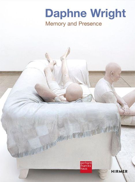Text: „DAPHNE WRIGHT MEMORY & PRESENCE“. Zwei reglos wirkende Figuren in weißem Raum auf Sofa und Boden, mit Vase links.