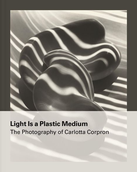 Text: "Light Is a Plastic Medium. The Photography of Carlotta Corpron." Schwarze geschwungene Formen mit Lichtstreifen.