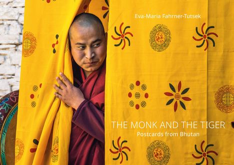 Ein Mönch schaut hinter einem gelben Vorhang mit bunten Mustern hervor. Texte: "Eva-Maria Fahrner-Tutsek", "THE MONK AND THE TIGER", "Postcards from Bhutan".