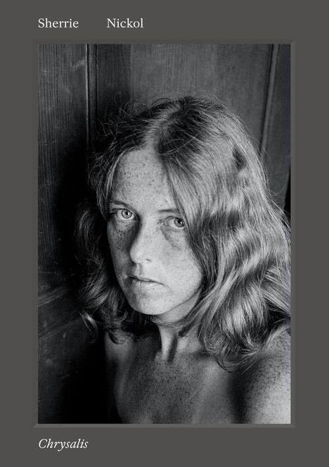 Text: „Sherrie Nickol, Chrysalis“. Schwarz-weiß Porträt einer Frau mit welligem Haar und Sommersprossen, ernster Ausdruck.