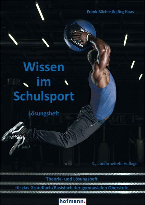 „Wissen im Schulsport. Lösungheft.“ Ein sportlicher Mann springt mit einem Medizinball, in einem Fitnessstudio.