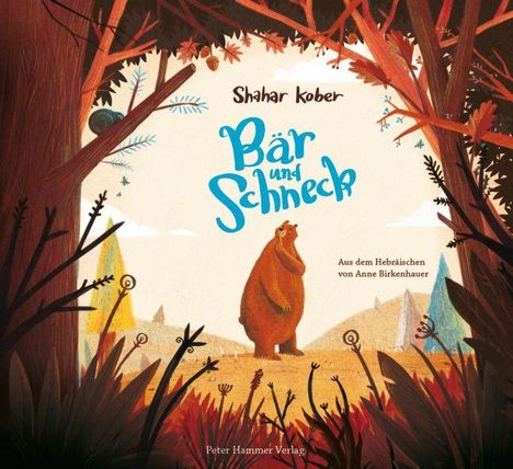Buchcover: "Bär und Schneck" von Shahar Kober. Illustration mit Bär in Waldlandschaft, umgeben von Bäumen.