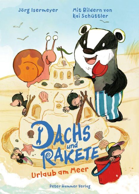 Titel: "Dachs und Rakete: Urlaub am Meer". Illustration zeigt einen Dachs und Maulwürfe beim Bau einer Sandburg am Strand.
