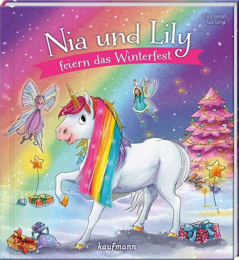 „Nia und Lily feiern das Winterfest“. Ein Einhorn mit Regenbogenmähne, zwei Feen und ein geschmückter Baum mit Geschenken.