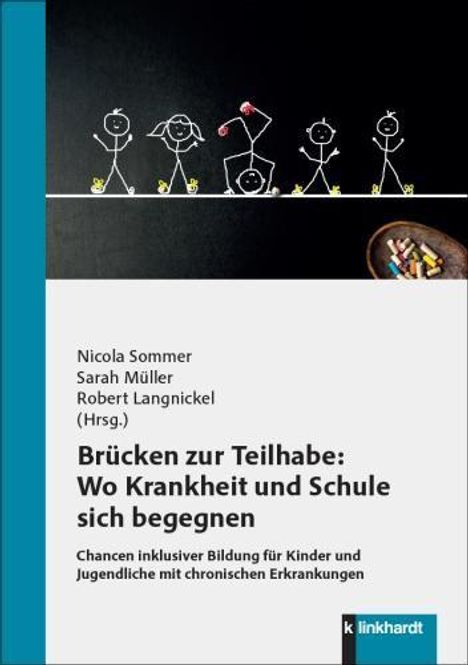 „Brücken zur Teilhabe: Wo Krankheit und Schule sich begegnen”. Kreidezeichnung von Kindern auf einer Tafel, daneben Kreide.