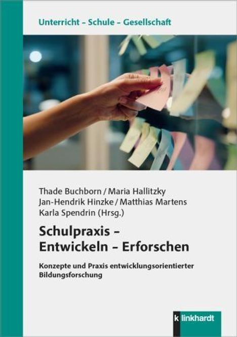 „Schulpraxis – Entwickeln – Erforschen: Konzepte und Praxis entwicklungsorientierter Bildungsforschung“ sind die Titeltexte. Ein arm klebt farbige Zettel an eine Glaswand.