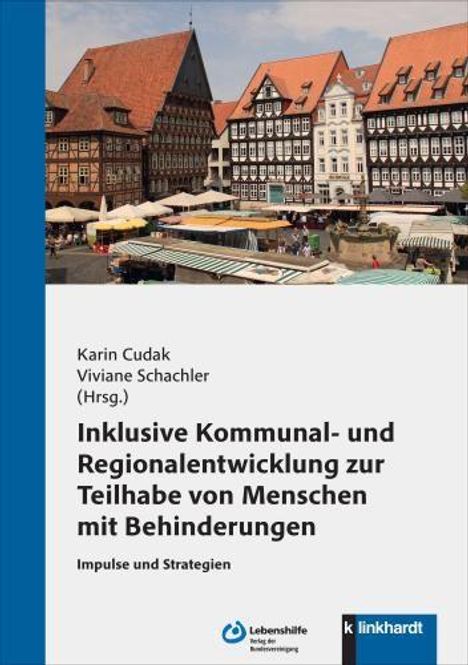 Titel: "Inklusive Kommunal- und Regionalentwicklung zur Teilhabe von Menschen mit Behinderungen". Historische Gebäude am Platz.