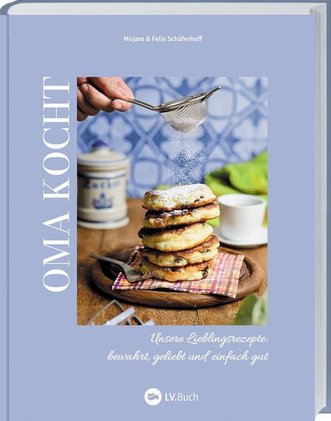 "Oma kocht: Unsere Lieblingsrezepte, bewahrt, geliebt und einfach gut" steht auf einem Buchcover mit Pfannkuchen.