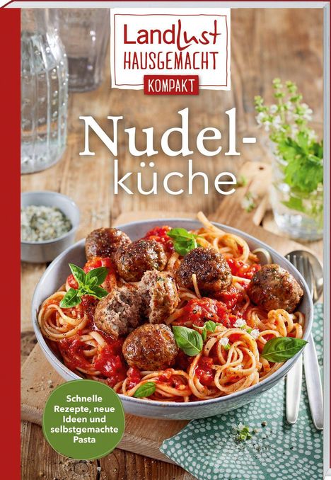 „Landlust Hausgemacht Kompakt: Nudelküche“. Schüsselnudeln mit Tomatensauce und Fleischbällchen, dekoriert mit Basilikum.