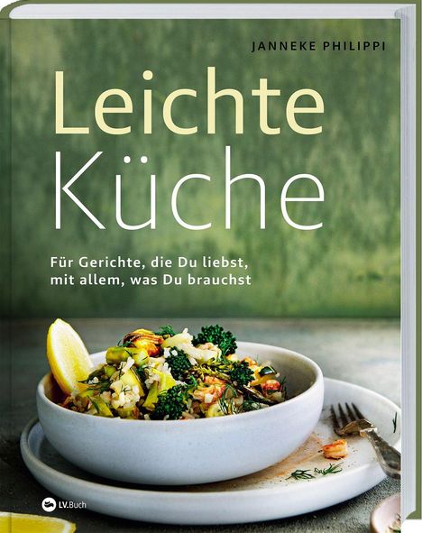 "Leichte Küche" von Janneke Philippi. Ein Teller mit Reisgericht, Brokkoli und Zitrone auf grünem Hintergrund.