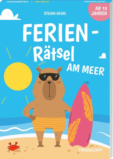„FERIEN-RÄTSEL AM MEER“, Stefan Heine, Illustration: Bär mit Sonnenbrille und Surfbrett am Strand, Sonne, Krabbe.