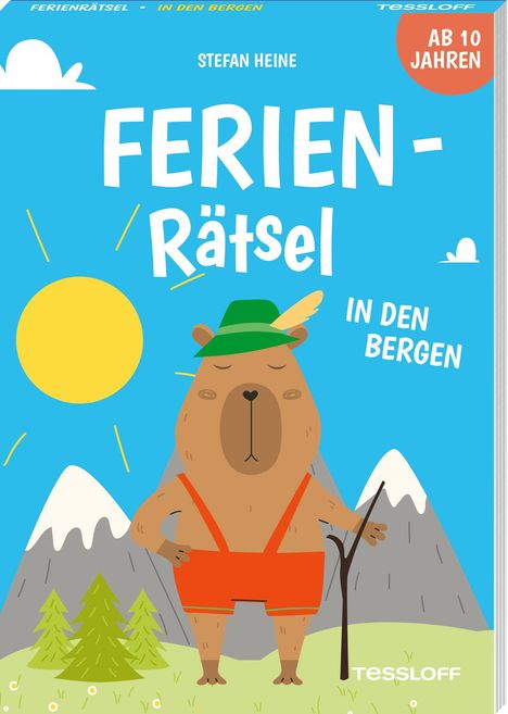 Titel: „Ferien-Rätsel in den Bergen“. Illustration: Bär in Lederhose, Berge, Sonne und Wolke im Hintergrund.