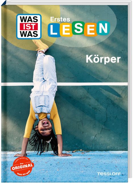 „WAS IST WAS Erstes LESEN Körper“. Ein Kind im Handstand auf blauem Boden, fröhlich und spielerisch.