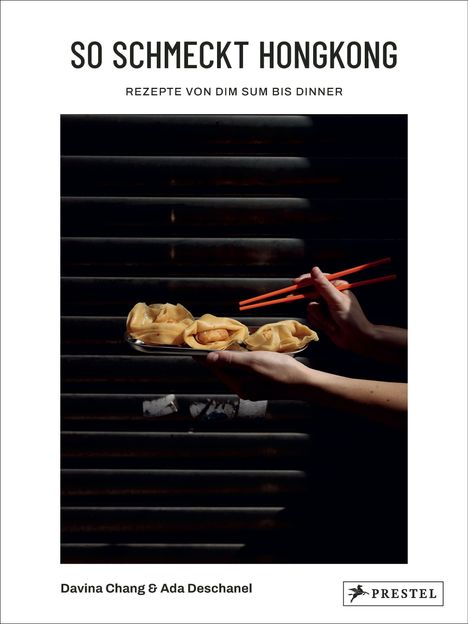 "So schmeckt Hongkong: Rezepte von Dim Sum bis Dinner." Eine Hand hält Dim Sum mit roten Essstäbchen.