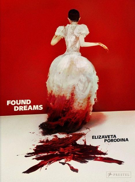 "FOUND DREAMS" und "ELIZAVETA PORODINA". Frau im weißen Kleid mit rot-braunem Verlauf vor rotem Hintergrund.