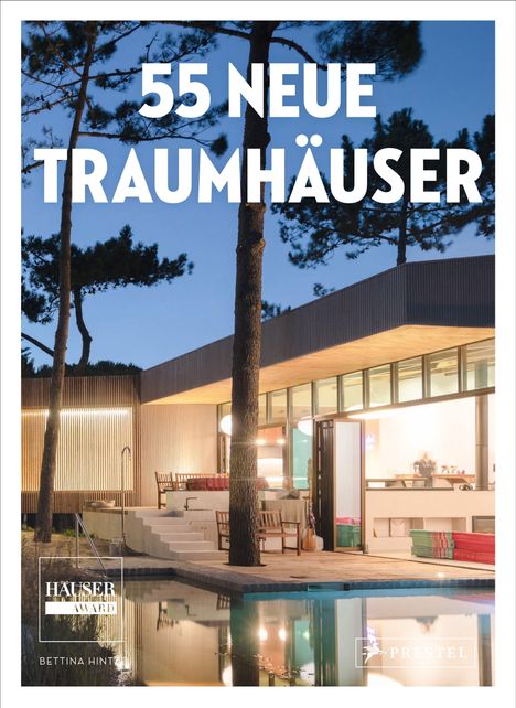 "55 NEUE TRAUMHÄUSER" in großen Buchstaben. Moderne Architektur mit Pool, umgeben von hohen Bäumen im Abendlicht.