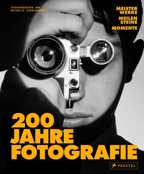 "200 Jahre Fotografie" in großer gelber Schrift. Schwarz-weiß-Foto einer Person, die durch eine Kamera schaut.