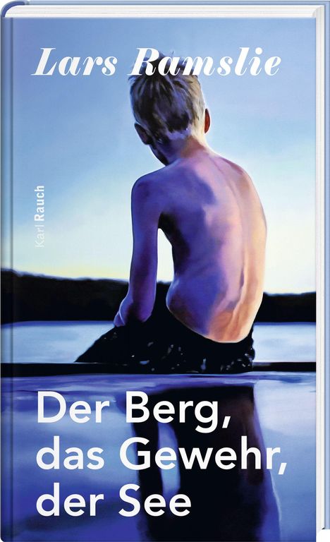 Text: Lars Ramslie, Der Berg, das Gewehr, der See. Ein Junge sitzt mit freiem Oberkörper am Wasser.