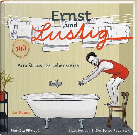 „Ernst und Lustig“, „Arnošt Lustigs Lebensreise“. Ein Mann in rotem Badeanzug beugt sich über eine Badewanne.