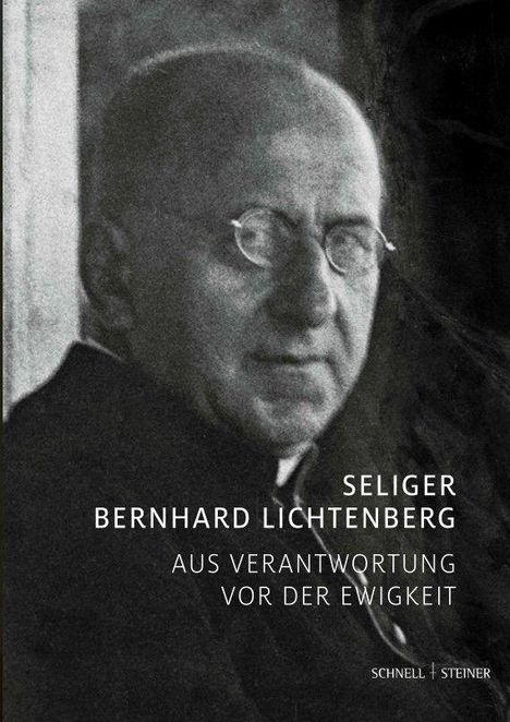 "Seliger Bernhard Lichtenberg, Aus Verantwortung vor der Ewigkeit, Schnell & Steiner." Schwarz-Weiß-Bild eines Mannes.