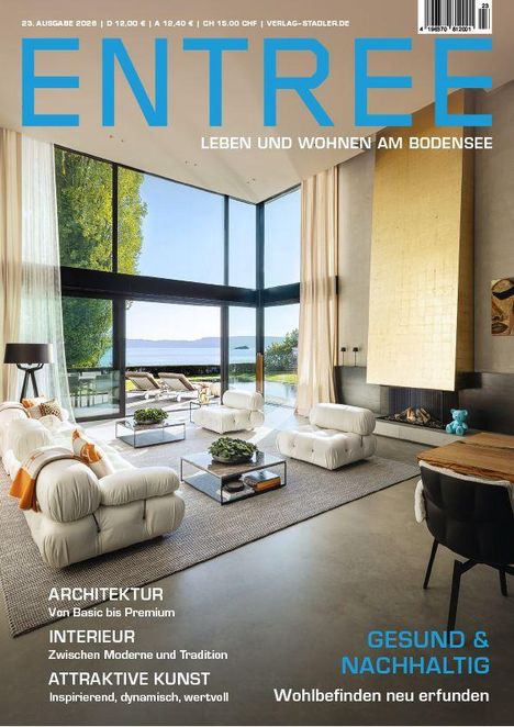 ENTREE - Leben und Wohnen am Bodensee. Elegantes Wohnzimmer mit Seeblick, modernen Möbeln und großer Fensterfront.