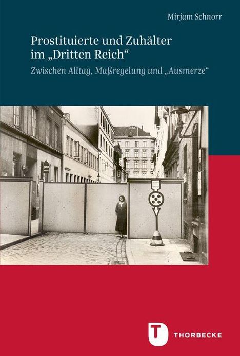 Titel: "Prostituierte und Zuhälter im 'Dritten Reich'" von Mirjam Schnorr. Schwarz-weiß Foto von Straßenszene mit Absperrung.