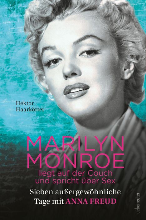 „Marilyn Monroe liegt auf der Couch und spricht über Sex“. Schwarz-Weiß-Porträt einer Frau mit blondem Lockenhaar vor blauem Hintergrund.